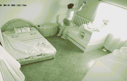 Vyras slapta kamera nufilmavo savo žmoną ir štai ką pamatė