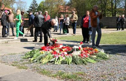 Palyginti su pernai metais, šiemet gegužės 9-ąją karių memoriale be sovietinių, ideologinių atributų, skulptūrų žmonės minėjo daug kukliau ir ramiau.  Deniso NIKITENKOS nuotr. 