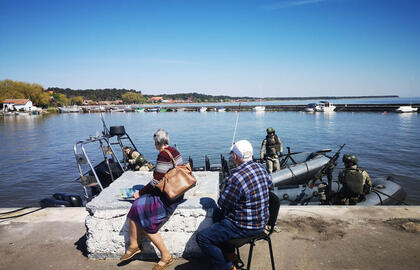 PATRULIUOS. Gyventojai ir poilsiautojai Nidoje gali lengviau atsikvėpti - fuzilieriai patruliuos Kuršių mariose ir saugos priekrantes. Jurgos PETRONYTĖS nuotr.