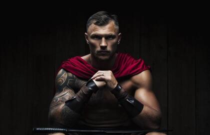 Neatsitiktinai Sergejus Maslobojevas įsiamžino fotosesijoje su spartiečio rūbais, kalaviju ir šarvais. „Tai tarsi atspindi mano gyvenimo kelią ir filosofiją“, - žurnalui „Vakarai“ sakė jis.  Manto GRIMO nuotr.