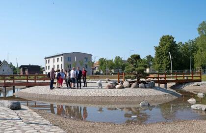 TRŪKUMAI. „Būtų liūdna, jeigu po kelių savaičių susodinti augalai nuvystų dėl drėgmės trūkumo“, - apgailestavo dėl parke neįrengtos laistymo sistemos meras Arvydas Vaitkus.  Vitos JUREVIČIENĖS nuotr.