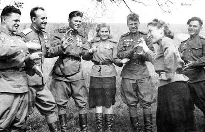 Antrajame pasauliniame kare moterys išlikti galėjo tik vienu būdu – linksmindamos vyrus.