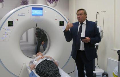 NEĮTIKĖTINA. Kretingos ligoninė šiemet įsigijo kompiuterinį tomografą, kainavusį apie pusę milijono eurų. Bet pacientus vis tiek turi vežti į Klaipėdą, nes ligonių kasa sumoka tik už tyrimus uostamiestyje. Vyr. gydytojo Romaldo Sakalausko teigimu, Kretingos ligoninei už savo pacientų tyrimus tenka pačiai susimokėti. Dalios BIKAUSKAITĖS nuotr.