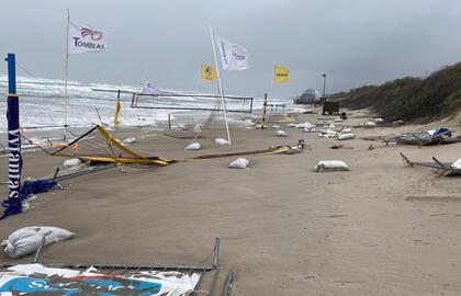 AUDROS PADARINIAI. Štai taip vakar atrodė audros siaubiamas Klaipėdos pliažas - gultai, vaikų žaidimo aikštelės ir baldakimai išnešioti jūros bangų, vanduo skalavo pakrantę ir jau vietomis siekė kopas. Asmeninio archyvo nuotr.