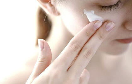 Jauninamasis veido kremas iš ryžių, kurį naudoja korėjietės