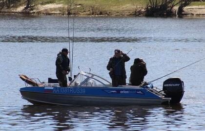 Rusijos Federacijos piliečiai mėgsta žvejoti vidury Skirvytės prie pat Rusnės.
