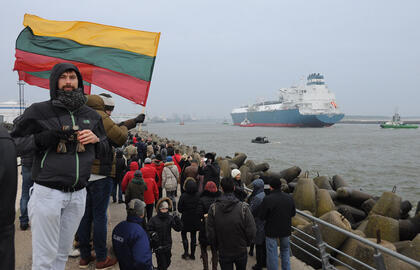 SUTIKIMAS. 2014 metų spalio 27 d. pasitikti į Klaipėdos uostą atplaukiantį tanklaivį-dujų saugyklą „Idependence“ susirinko daugybė klaipėdiečių. Redakcijos archyvo nuotr.