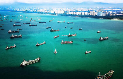 SINGAPŪRO sąsiauryje aktyviausias laivų judėjimas. Juo kasmet praplaukia 40 tūkst. laivų. Nuotrauka iš asmeninio kapitono Juozo Liepuoniaus archyvo