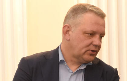 KNYGA. Nuosprendį jam skirti realią laisvės atėmimo bausmę išgirdęs Eligijus Masiulis bando susitaikyti su mintimi apie „valdiškus namus“ ir jau galvoja rašyti knygą. Vitos JUREVIČIENĖS nuotr.