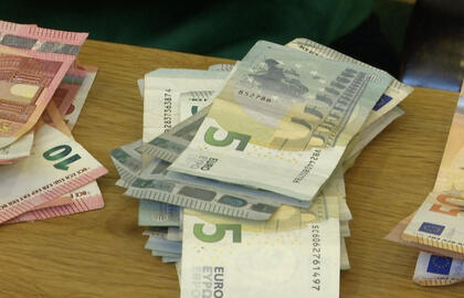 Vieniems siūlo padidinti pensiją 300 eurų, kitiems – ne: diskriminacija ar bandymas įsiteikti?