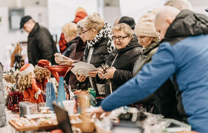 DOVANOS. Šiemet klaipėdiečiai aktyviai šventinių dovanų ieško ir sendaikčių turguje. „Facebook“ nuotr.