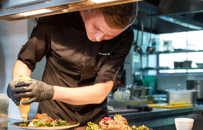 KAINOS. Nuo kitų metų maitinimo įstaigų išlaidos augs 16-20 proc., tačiau restoranų vadovai tikina, kad kainų kelti neskubės. Vitos JUREVIČIENĖS nuotr.