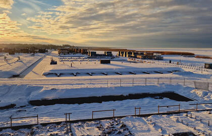 ŽIEMA. Tik šaltuoju metų laiku „Svencele Dunes“ uoste tyla, ramybė, tuštuma. Vasarą čia pilna mažųjų laivelių ir šurmulio. „Svencele Dunes“ nuotr.