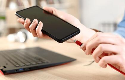 Seniai verta pamiršti: 5 mitai apie telefono įkrovimą, kuriais žmonės vis dar tiki