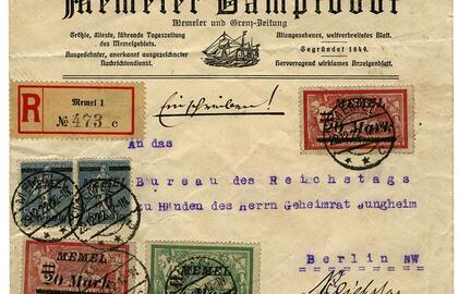 Firminis Klaipėdos laikraščio „Memeler Dampfboot“ vokas. Siunta apmokėta Klaipėdos krašto pašto ženklais. Kaip registruotas laiškas ji siųsta 1922 m. gruodžio 29 d. iš Klaipėdos į Berlyną.