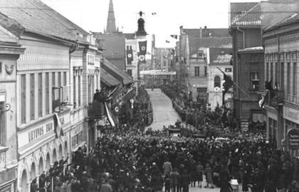 1939 m. kovo 23 d. Miestiečiai pasitinka Biržos gatve atvirame automobilyje į Teatro aikštę vykstantį Adolfą Hitlerį. Ericho KUSSAU nuotrauka. MLIM rinkinys.
