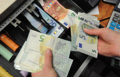 ŠEŠĖLIS. Skaičiuojama, kad Lietuvoje šešėlinės prekybos mastas siekia daugiau nei 3 milijardus eurų. Redakcijos archyvo nuotr.