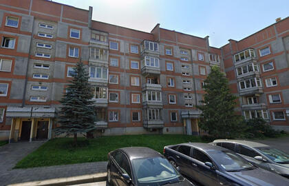 BUTAS. Šiame name Savivaldybė vieno kambario butą tremtinei planuoja parduoti už 16 tūkstančių eurų. „Googel maps“ nuotr.