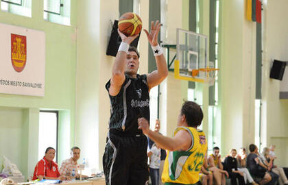 ISTORIJA. Ypatingo dėmesio sulaukė 2011 metais vykęs 35-asis K. Budrio šeimų krepšinio turnyras, kuriame pirmą kartą dalyvavo ryškiausios Lietuvos krepšinio žvaigždės - Arvydo Sabonio šeimos komanda.