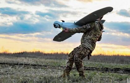 Karys leidžia droną