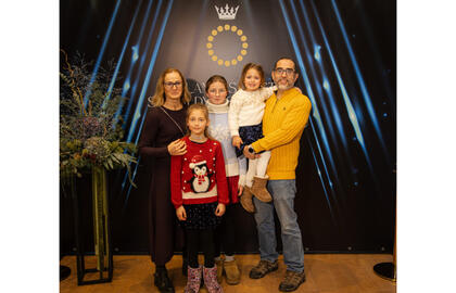 Airida Freitakaitė su vyru ir globotinėmis