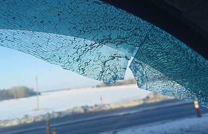 Kėdainių rajone į važiuojantį automobilį pataikė kulka