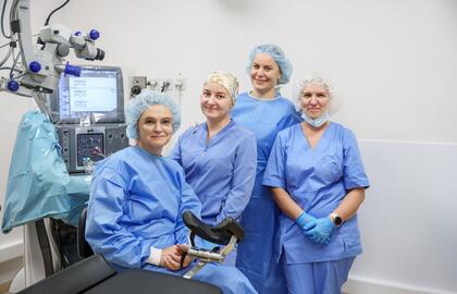Akių klinikos LIREMA mikrochirurgė Loreta Kuzmienė kataraktos operacinėje