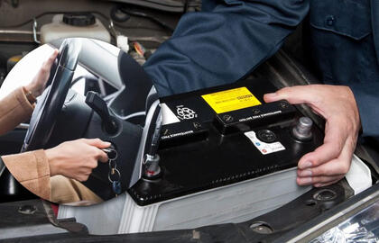 kas iškrauna akumuliatorių vos per vieną naktį