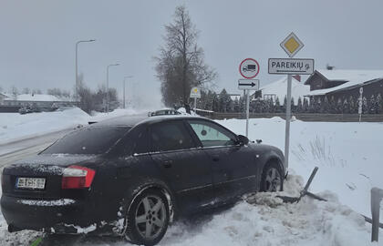 Automobilis susidūrė su atitvaru