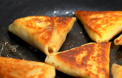 Skaniau už čeburekus: blynų trikampėliai su mėsos įdaru