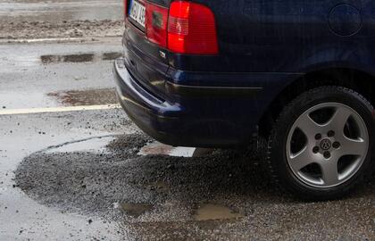 Duobės, automobilis