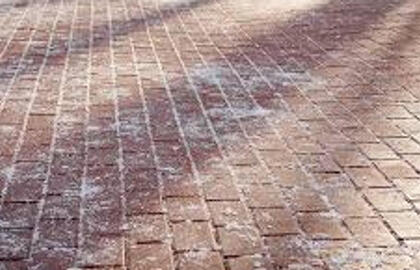 Kuo žiemą pabarstyti grindinio plyteles.