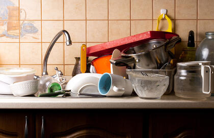 Krūva neplautų indų virtuvėje: sužinokite 9 psichologines priežastis, ką tai sako apie jus