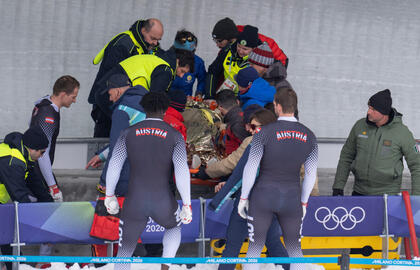 Jakobas Mandlbaueris buvo išgabentas neštuvais.