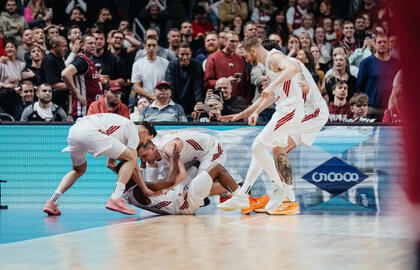 Lenkijos krepšininkai sveikina Jordaną Loydą