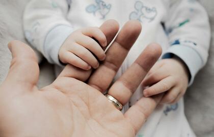 Kūdikio ir tėvo rankos