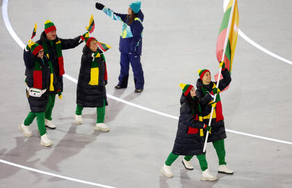 Alison Reed ir Saulius Ambrulevičius nešė vėliavą per žiemos olimpinių žaidynių atidarymą