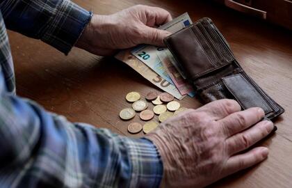 Senjoras skaičiuoja pinigus