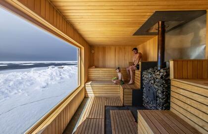 Pirtis prie užšalusios jūros