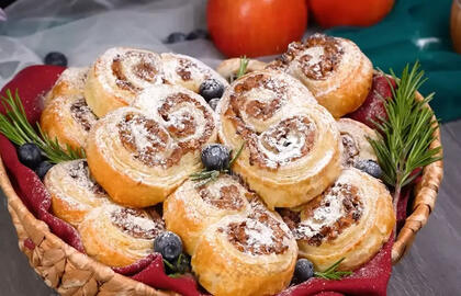 Greiti obuolių suktinukai su riešutais ir razinomis