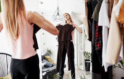 Ne tik juoda: spalvos, kurios vizualiai lieknina