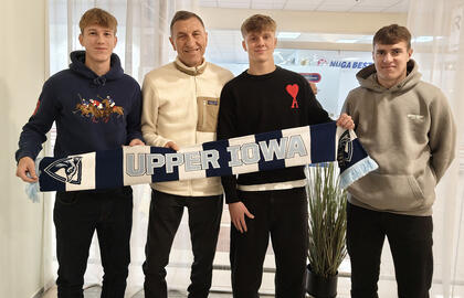 Klaipėdos futbolo mokyklos auklėtiniai Arnas Kurakinas (pirmas iš kairės), Matas Dumalakas (antras iš dešinės) ir Arminas Gečas (pirmas iš dešinės) šią žiemą viešėjo Klaipėdoje ir aplankė futbolo trenerį Rimantą Skersį.