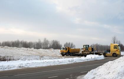 Suvežtas sniego kalnas