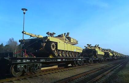 „Rail Baltica“ tik po 2030 m. ar dar vėliau bus pritaikyta sunkiajai karinei įrangai, pavyzdžiui, tankams ir šarvuotosioms transporto priemonėms, kurias sudėtinga gabenti keliais