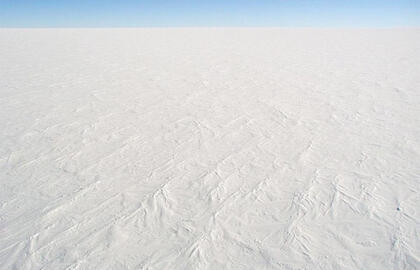 rasti skysto vandens telkiniai stingdančiame -15 laipsnių šaltyje