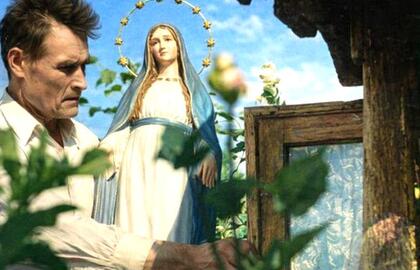 Anicetas Puškorius prie savo kūrinio Marijos Maloningosios skulptūros Voveraičių kaime