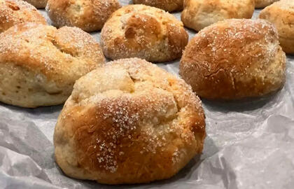 Šiek tiek varškės ir obuolys: kepame purias bandeles pusryčiams