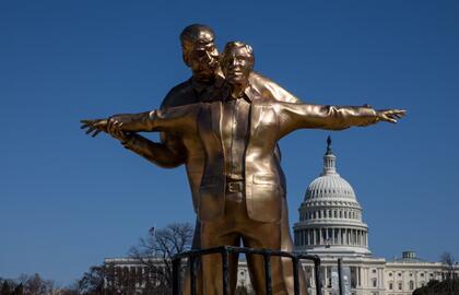 Donaldas Trumpas, Jeffrey Epsteinas, statula