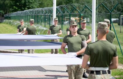 Garbės sargybos kuopos šauktiniai treniruojasi atlikti vėliavų pakėlimo ceremoniją.