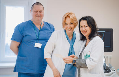 Gydytojas akušeris ginekologas Aleksandras Krištanavičius, gydytojos akušerė ginekologė Geda Holcmann ir akušerė ginekologė Svaja Kundrotienė.